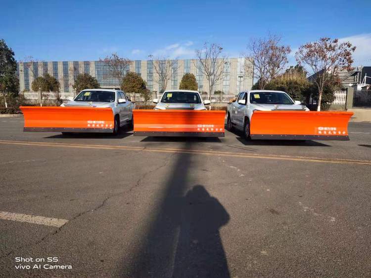 国六大通皮卡除雪车 前置2.3米除雪车后置1方不锈钢融雪撒布机图片2