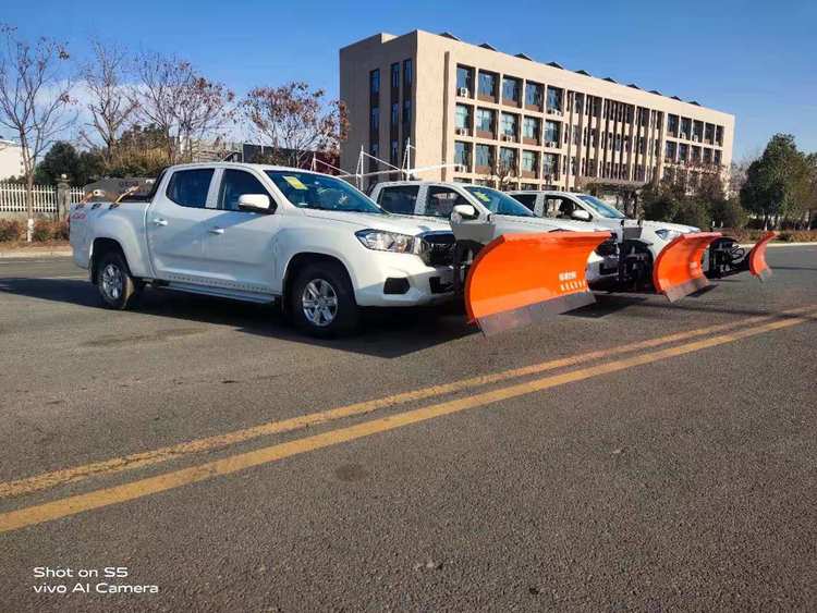 国六大通皮卡除雪车 前置2.3米除雪车后置1方不锈钢融雪撒布机