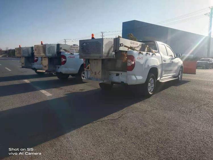 国六大通皮卡除雪车 前置2.3米除雪车后置1方不锈钢融雪撒布机图片4